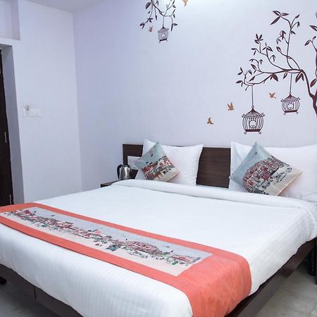 Oyo 14118 Hotel Kalika Palace Udaipur Esterno foto