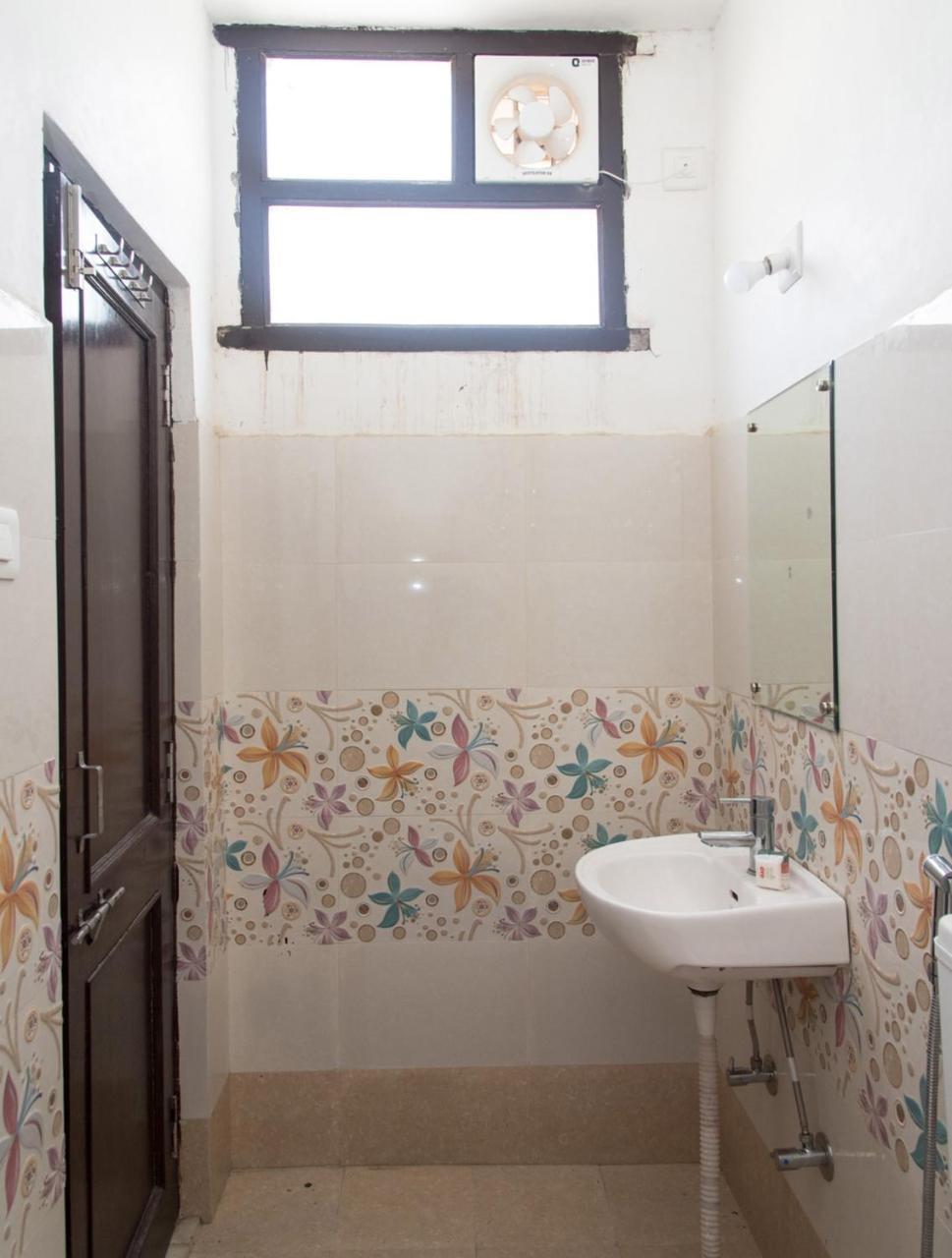 Oyo 14118 Hotel Kalika Palace Udaipur Esterno foto